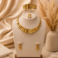طقم ذهب كامل Flowing Elegance عيار 21 - 42.86 جرام - ذهب السلطان - طقم ذهب ملكي الخطوط المنسابة عيار 21 - 42.86 جرام - ذهب السلطان