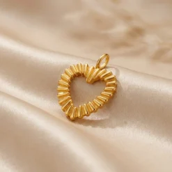 21K Gold Ribbed Heart Frame Pendant - 1.93g - Sultan Gold - تعليقة برواز قلب مضلع ذهب عيار 21 - 1.93 غرام - ذهب السلطان