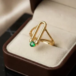 21K Gold U-Link Horseshoe Emerald Ring - 2.71g - Sultan Gold - خاتم قوس يو مرصع بحجر أخضر ذهب عيار 21 - 2.71 غرام - ذهب السلطان