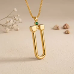 21K Gold U-Link Horseshoe Emerald Stone Necklace - 6.3g - Sultan Gold - عقد حدوة حصان ذهب مرصع بحجر أخضر عيار 21 - 6.3 غرام - ذهب السلطان