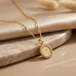 عقد هالة من الذهب عيار 21 قيراط بميدالية ليرة من الزركون - 4.87 جرام - ذهب السلطان - عقد مدالية ليرة بإطار زركون ذهب عيار 21 - 4.87 جرام - ذهب السلطان