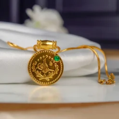 22K Heritage Lira Coin Pendant with Emerald - 8.92g - Sultan Gold - تعليقة ليرة ذهب مرصعة بحجر أخضر عيار 22 - 8.92 غرام - ذهب السلطان