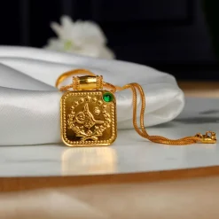 22K Heritage Square Lira Pendant with Emerald - 9.18g - Sultan Gold - تعليقة ليرة مربعة مرصعة بحجر أخضر عيار 22 - 9.18 غرام - ذهب السلطان