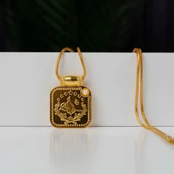 22K Heritage Square Lira Pendant with Pearl - 9.21g - Sultan Gold - تعليقة ليرة مربعة مرصعة باللؤلؤ عيار 22 - 9.21 غرام - ذهب السلطان
