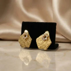21K Gold Folded Organic Shield Zircon Earrings - 4.39g - Sultan Gold - أقراط درع منقوش مع وردة زركون ذهب عيار 21 - 4.39 غرام - ذهب السلطان