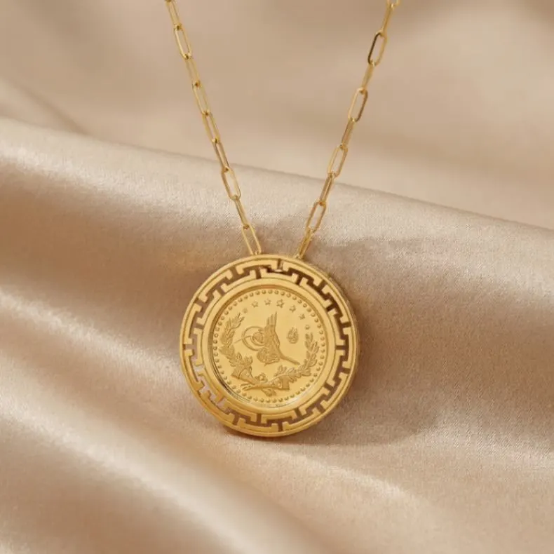 21K Gold Greek Key Lira Medallion Necklace - 7.79g - Sultan Gold - عقد ليرة زخرفة إغريقية ذهب عيار 21 - 7.79 غرام - ذهب السلطان