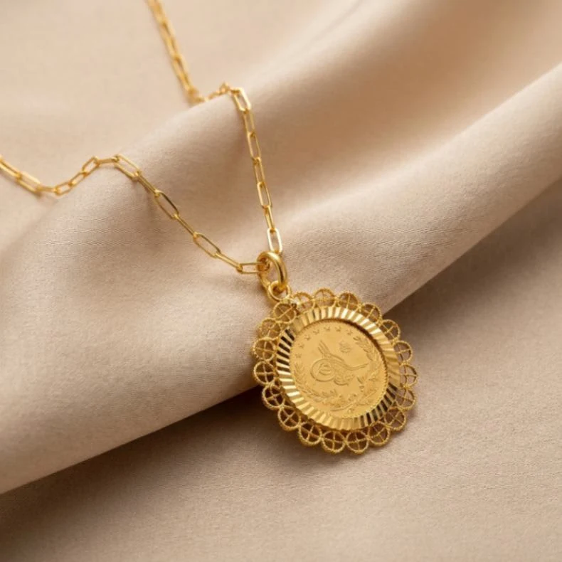 21K Gold Scalloped Half Lira Coin Frame Necklace - 2.7g - Sultan Gold - عقد برواز نصف ليرة مورد ذهب عيار 21 - 2.7 غرام - ذهب السلطان