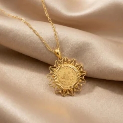 21K Gold Sunburst Half Lira Coin Frame Necklace - 2.98g - Sultan Gold - عقد برواز نصف ليرة شعاع الشمس ذهب عيار 21 - 2.98 غرام - ذهب السلطان