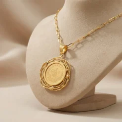 21K Gold Swirl Half Lira Coin Frame Necklace - 4.29g - Sultan Gold - عقد برواز نصف ليرة مبروم ذهب عيار 21 - 4.29 غرام - ذهب السلطان
