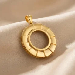 21K Gold Fluted Round Coin Frame Pendant - 6.23g - Sultan Gold - تعليقة برواز دائري مضلع ذهب عيار 21 - 6.23 غرام - ذهب السلطان