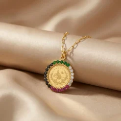 21K Gold Lira Multi-Color Stone Coin Frame Necklace - 7.38g - Sultan Gold - عقد برواز ليرة مرصع بأحجار ملونة ذهب عيار 21 - 7.38 غرام - ذهب السلطان