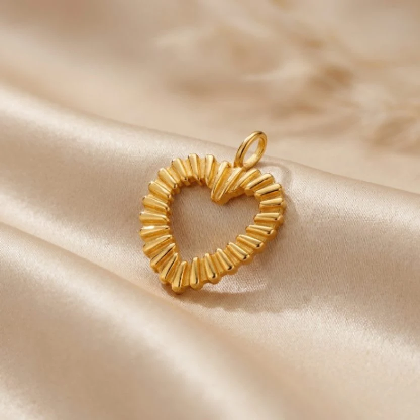 21K Gold Ribbed Heart Frame Pendant - 1.93g - Sultan Gold - تعليقة برواز قلب مضلع ذهب عيار 21 - 1.93 غرام - ذهب السلطان