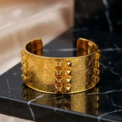 21K Gold Wide Textured Cuff with Pyramid Studs - 33.73g - Sultan Gold - سوار كف عريض بأهرامات بارزة ذهب عيار 21 - 33.73 غرام - ذهب السلطان