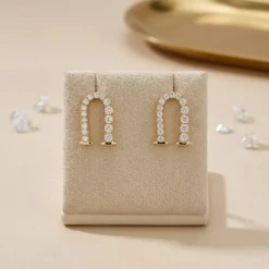 21K Gold Pavé Zircon U-Link Huggie Earrings - 3.28g - Sultan Gold - أقراط هوب يو مرصعة بالزركون ذهب عيار 21 - 3.28 غرام - ذهب السلطان