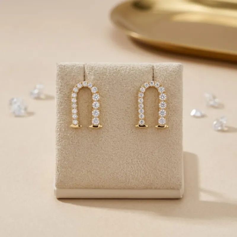 21K Gold Pavé Zircon U-Link Huggie Earrings - 3.28g - Sultan Gold - أقراط هوب يو مرصعة بالزركون ذهب عيار 21 - 3.28 غرام - ذهب السلطان