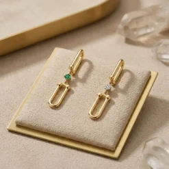 21K Gold U-Link Emerald Huggie Earrings - 4.55g - Sultan Gold - أقراط حلقات يو حجر أخضر ذهب عيار 21 - 4.55 غرام - ذهب السلطان
