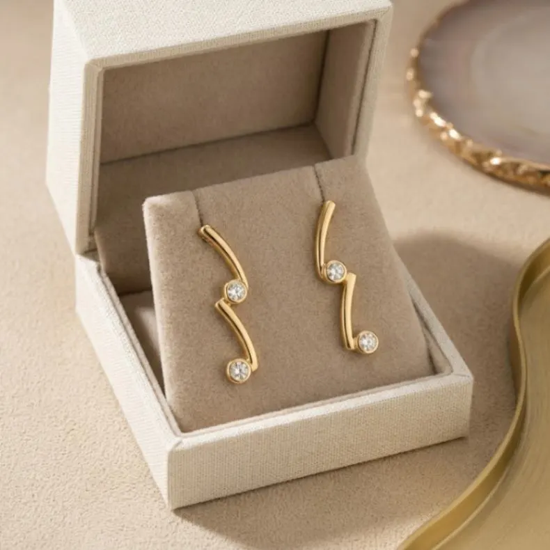 21K Gold Zigzag Wave Zircon Stud Earrings - 6.74g - Sultan Gold - أقراط خطوط متعرجة مرصعة بالزركون ذهب عيار 21 - 6.74 غرام - ذهب السلطان