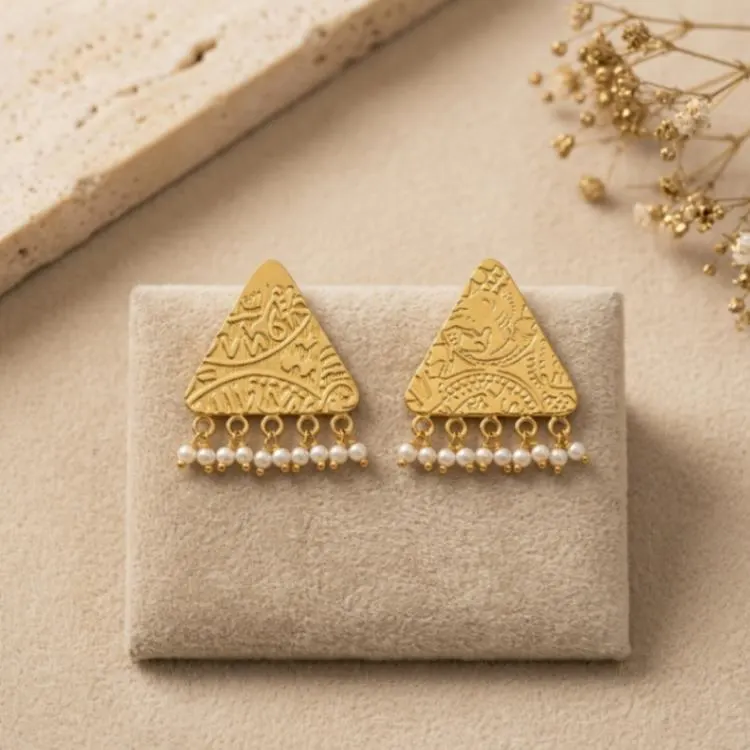 21K Heritage Triangular Shield Seed Pearl Earrings - 6.94g - Sultan Gold - أقراط مثلثة تراثية مع لؤلؤ ذهب عيار 21 - 6.94 غرام - ذهب السلطان