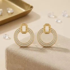 21K Gold Greek Key Pavé Zircon Hoop Earrings - 8.41g - Sultan Gold - أقراط هوب زركون مع زخرفة إغريقية ذهب عيار 21 - 8.41 غرام - ذهب السلطان