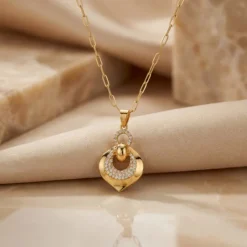 21K Gold Ribbed Heart Zircon Bail Necklace - 3.63g - Sultan Gold - عقد قلب مضلع مع حلقة زركون ذهب عيار 21 - 3.63 غرام - ذهب السلطان