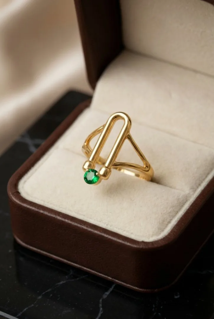 21K Gold U-Link Horseshoe Emerald Ring - 2.71g - Sultan Gold - خاتم قوس يو مرصع بحجر أخضر ذهب عيار 21 - 2.71 غرام - ذهب السلطان