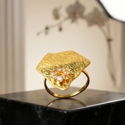 21K Gold Folded Wave Cluster Zircon Ring - 3.29g - Sultan Gold - خاتم مموج مرصع بالزركون ذهب عيار 21 - 3.29 غرام - ذهب السلطان
