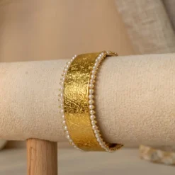 21K Gold Textured Cuff Bangle with Pearl Border - 29.12g - Sultan Gold - بنجرة عريضة منقوشة بإطار لؤلؤ ذهب عيار 21 - 29.12 غرام - ذهب السلطان