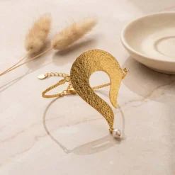 21K Pearl Radiance Curved Gold Brooch - 30.45g - Sultan Gold - بروش إسورة ذهب ولؤلؤ فاخر عيار 21 - 30.45 غرام - ذهب السلطان