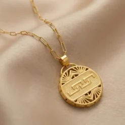 21K Gold Greek Key Medallion Necklace - 5.02g - Sultan Gold - عقد مدالية الزخرفة الإغريقية ذهب عيار 21 - 5.02 غرام - ذهب السلطان
