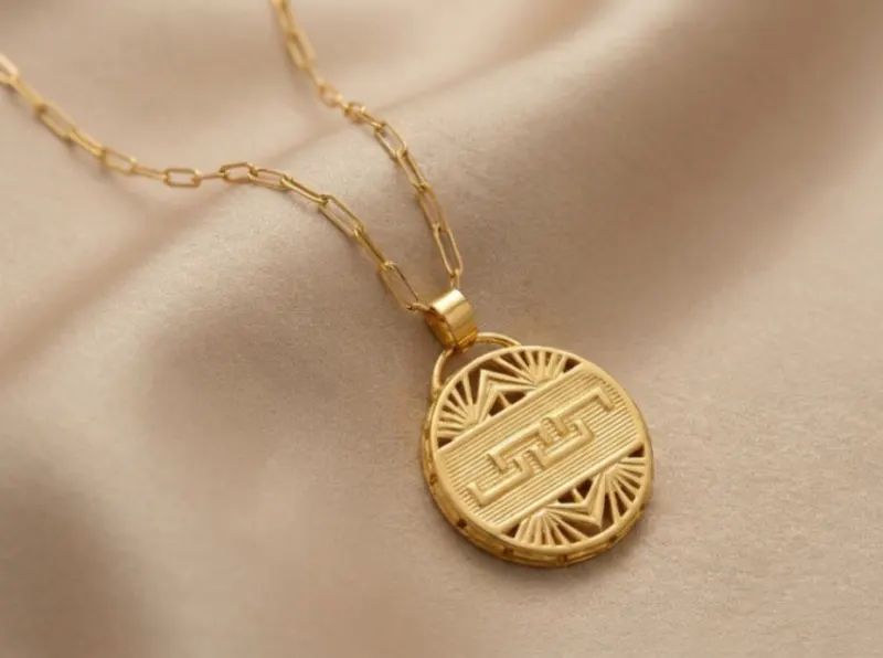 21K Gold Greek Key Medallion Necklace - 5.02g - Sultan Gold - عقد مدالية الزخرفة الإغريقية ذهب عيار 21 - 5.02 غرام - ذهب السلطان