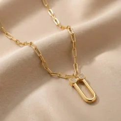 21K Gold Zircon Pavé U-Link Horseshoe Necklace - 5.39g - Sultan Gold - عقد حدوة حصان مرصع بالزركون ذهب عيار 21 - 5.39 غرام - ذهب السلطان