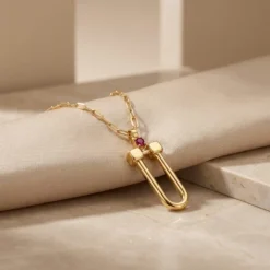 21K Gold U-Link Ruby Teardrop Stone Necklace - 5.4g - Sultan Gold - عقد حدوة حصان مرصع بحجر ياقوت أحمر ذهب عيار 21 - 5.4 غرام - ذهب السلطان