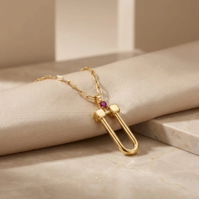 21K Gold U-Link Ruby Teardrop Stone Necklace - 5.4g - Sultan Gold - عقد حدوة حصان مرصع بحجر ياقوت أحمر ذهب عيار 21 - 5.4 غرام - ذهب السلطان