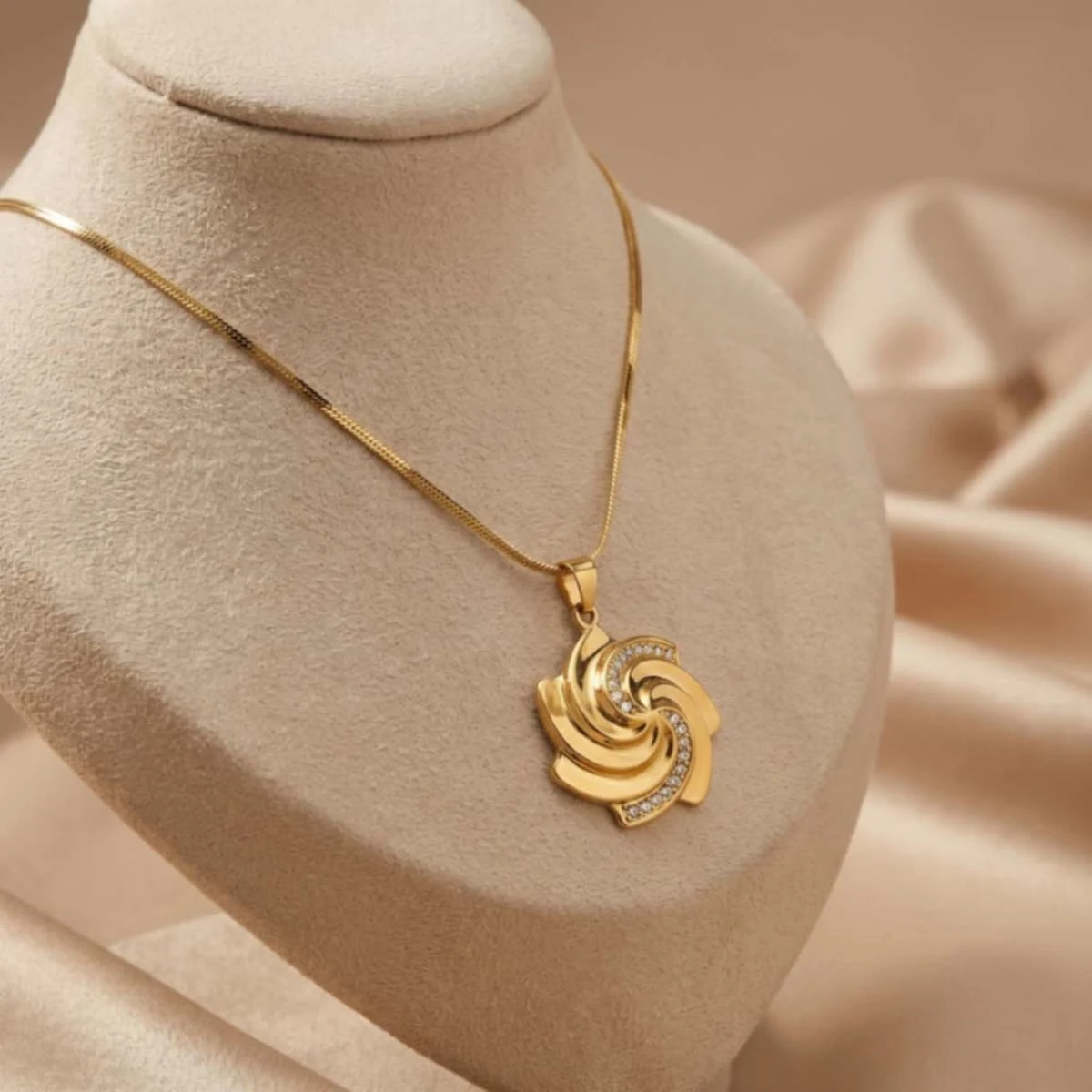 21K Royal Spiral Floral Gold Pendant - 12.64g - Sultan Gold - تعليقة وردة حلزونية ذهب ملكي عيار 21 - 12.64 غرام - ذهب السلطان