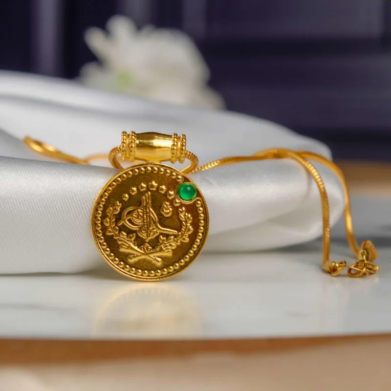 22K Heritage Lira Coin Pendant with Emerald - 8.92g - Sultan Gold - تعليقة ليرة ذهب مرصعة بحجر أخضر عيار 22 - 8.92 غرام - ذهب السلطان