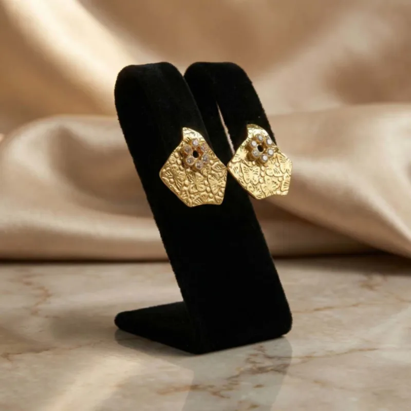21K Gold Folded Organic Shield Zircon Earrings - 4.39g - Sultan Gold - أقراط درع منقوش مع وردة زركون ذهب عيار 21 - 4.39 غرام - ذهب السلطان