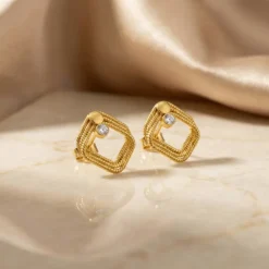 21K Gold Twisted Cable Square Zircon Earrings - 5.55g - Sultan Gold - أقراط مربعة مبرومة مع زركون ذهب عيار 21 - 5.55 غرام - ذهب السلطان