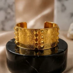 21K Gold Wide Textured Cuff with Pyramid Studs - 33.73g - Sultan Gold - سوار كف عريض بأهرامات بارزة ذهب عيار 21 - 33.73 غرام - ذهب السلطان