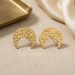 21K Heritage Textured Crescent Moon Earrings - 8.1g - Sultan Gold - أقراط هلالية تراثية منقوشة ذهب عيار 21 - 8.1 غرام - ذهب السلطان
