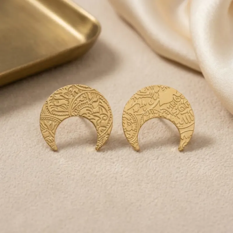 21K Heritage Textured Crescent Moon Earrings - 8.1g - Sultan Gold - أقراط هلالية تراثية منقوشة ذهب عيار 21 - 8.1 غرام - ذهب السلطان