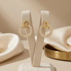 21K Gold Greek Key Pavé Zircon Hoop Earrings - 8.41g - Sultan Gold - أقراط هوب زركون مع زخرفة إغريقية ذهب عيار 21 - 8.41 غرام - ذهب السلطان
