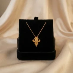 21K Gold Royal Fleur-de-Lis Pendant Necklace - 6.69g - Sultan Gold - عقد زهرة الزنبق الملكية ذهب عيار 21 - 6.69 غرام - ذهب السلطان