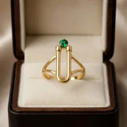 21K Gold U-Link Horseshoe Emerald Ring - 2.71g - Sultan Gold - خاتم قوس يو مرصع بحجر أخضر ذهب عيار 21 - 2.71 غرام - ذهب السلطان