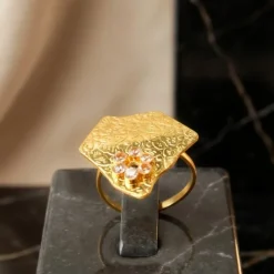 21K Gold Folded Wave Cluster Zircon Ring - 3.29g - Sultan Gold - خاتم مموج مرصع بالزركون ذهب عيار 21 - 3.29 غرام - ذهب السلطان