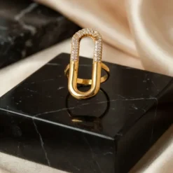 21K Gold Elongated Paperclip Pavé Ring - 4.75g - Sultan Gold - خاتم حلقة مستطيلة مرصعة بالزركون ذهب عيار 21 - 4.75 غرام - ذهب السلطان
