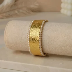 21K Gold Textured Cuff Bangle with Pearl Border - 29.12g - Sultan Gold - بنجرة عريضة منقوشة بإطار لؤلؤ ذهب عيار 21 - 29.12 غرام - ذهب السلطان