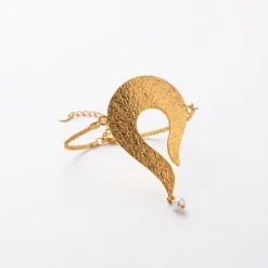 21K Pearl Radiance Curved Gold Brooch - 30.45g - Sultan Gold - بروش إسورة ذهب ولؤلؤ فاخر عيار 21 - 30.45 غرام - ذهب السلطان
