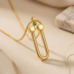 21K Gold U-Link Horseshoe Emerald Stone Necklace - 6.3g - Sultan Gold - عقد حدوة حصان ذهب مرصع بحجر أخضر عيار 21 - 6.3 غرام - ذهب السلطان