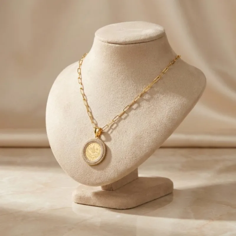 21K Gold Lira Medallion Zircon Halo Necklace - 4.87g - Sultan Gold - عقد مدالية ليرة بإطار زركون ذهب عيار 21 - 4.87 غرام - ذهب السلطان