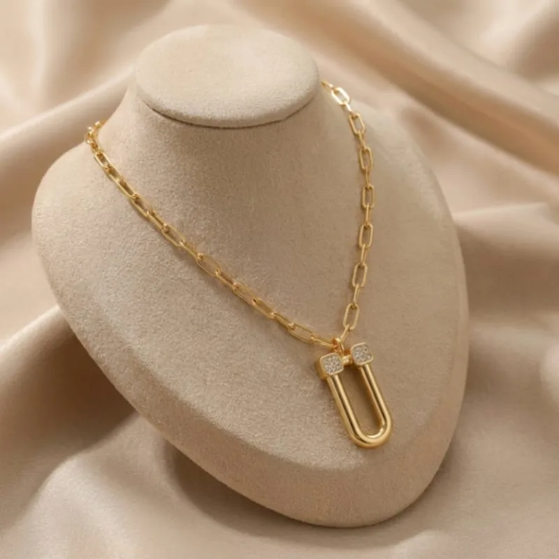 21K Gold Zircon Pavé U-Link Horseshoe Necklace - 5.39g - Sultan Gold - عقد حدوة حصان مرصع بالزركون ذهب عيار 21 - 5.39 غرام - ذهب السلطان